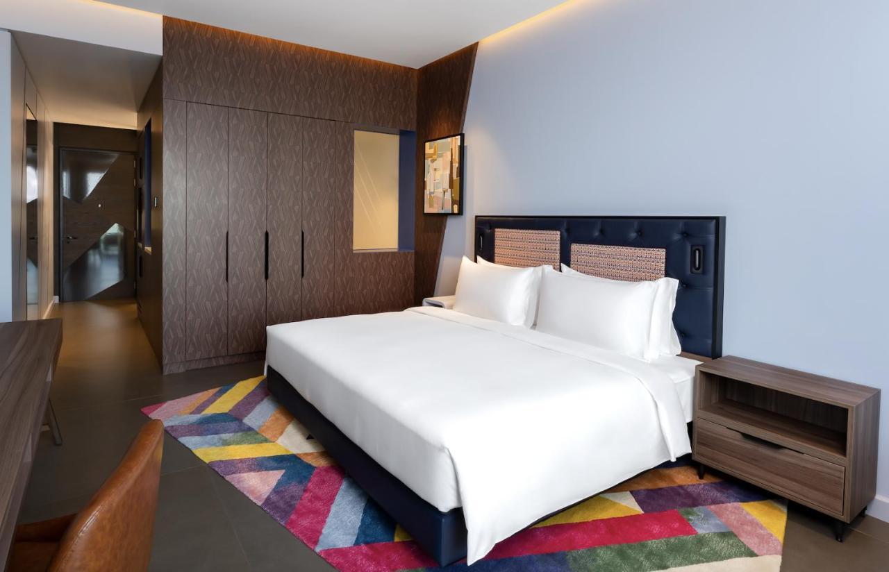Hyatt Centric Jumeirah دبي المظهر الخارجي الصورة A bedroom at the hotel