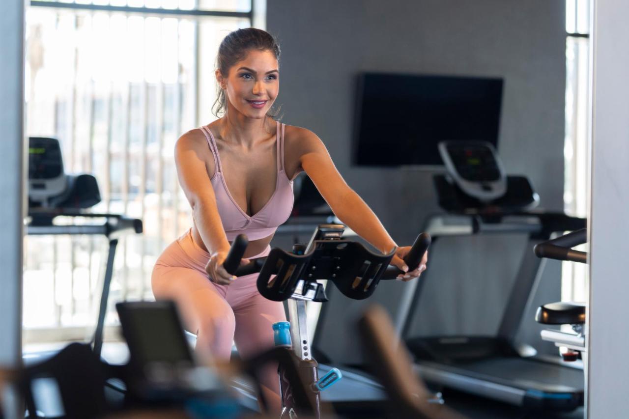 Hyatt Centric Jumeirah دبي المظهر الخارجي الصورة A woman on a stationary bicycle