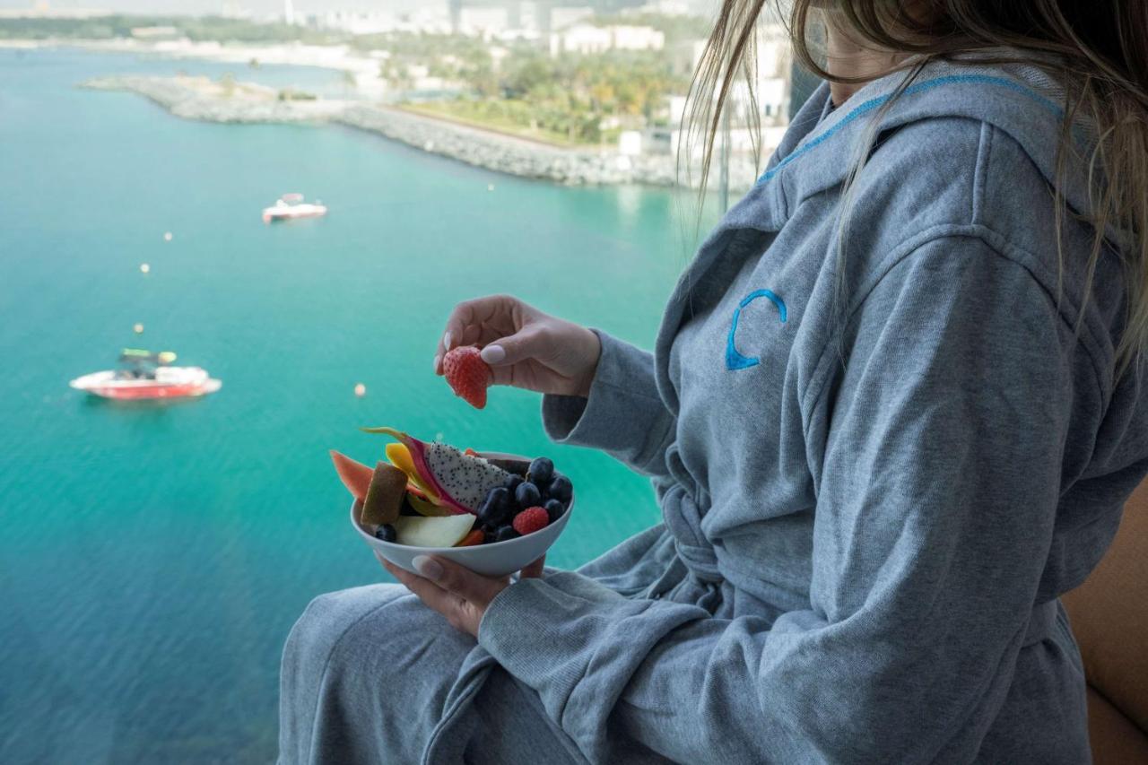 Hyatt Centric Jumeirah دبي المظهر الخارجي الصورة A woman wearing a bathrobe