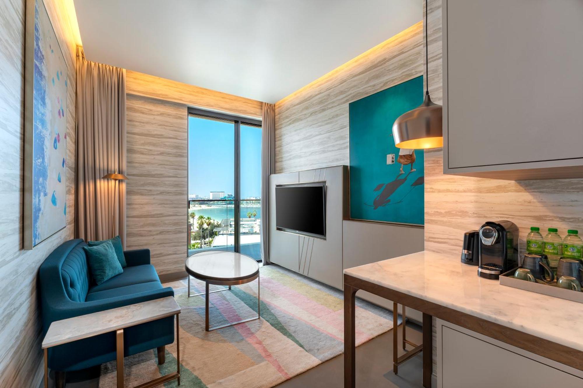 Hyatt Centric Jumeirah دبي المظهر الخارجي الصورة A suite at the hotel
