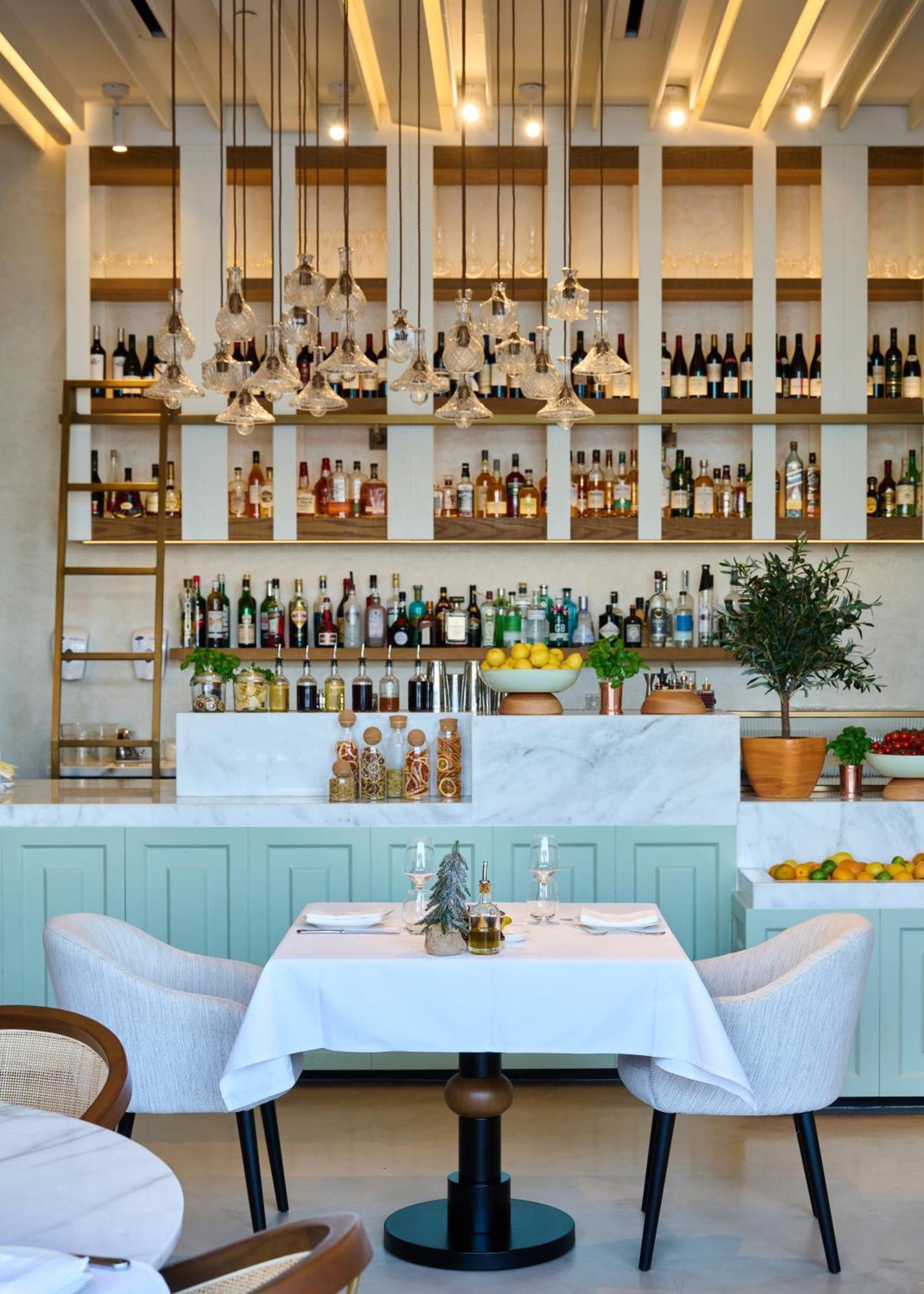 Hyatt Centric Jumeirah دبي المظهر الخارجي الصورة The bar at the restaurant