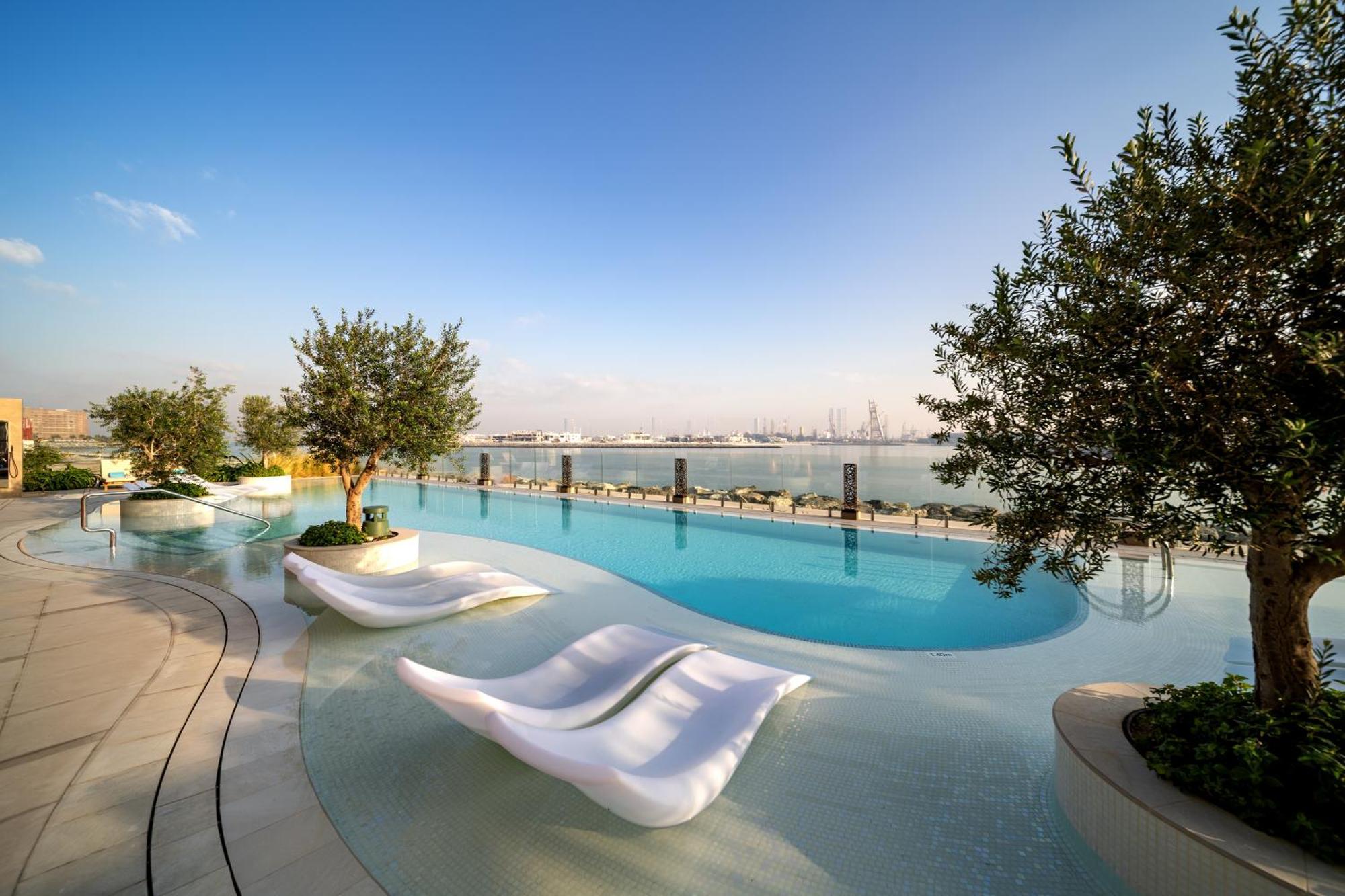Hyatt Centric Jumeirah دبي المظهر الخارجي الصورة The swimming pool at the top of the hotel